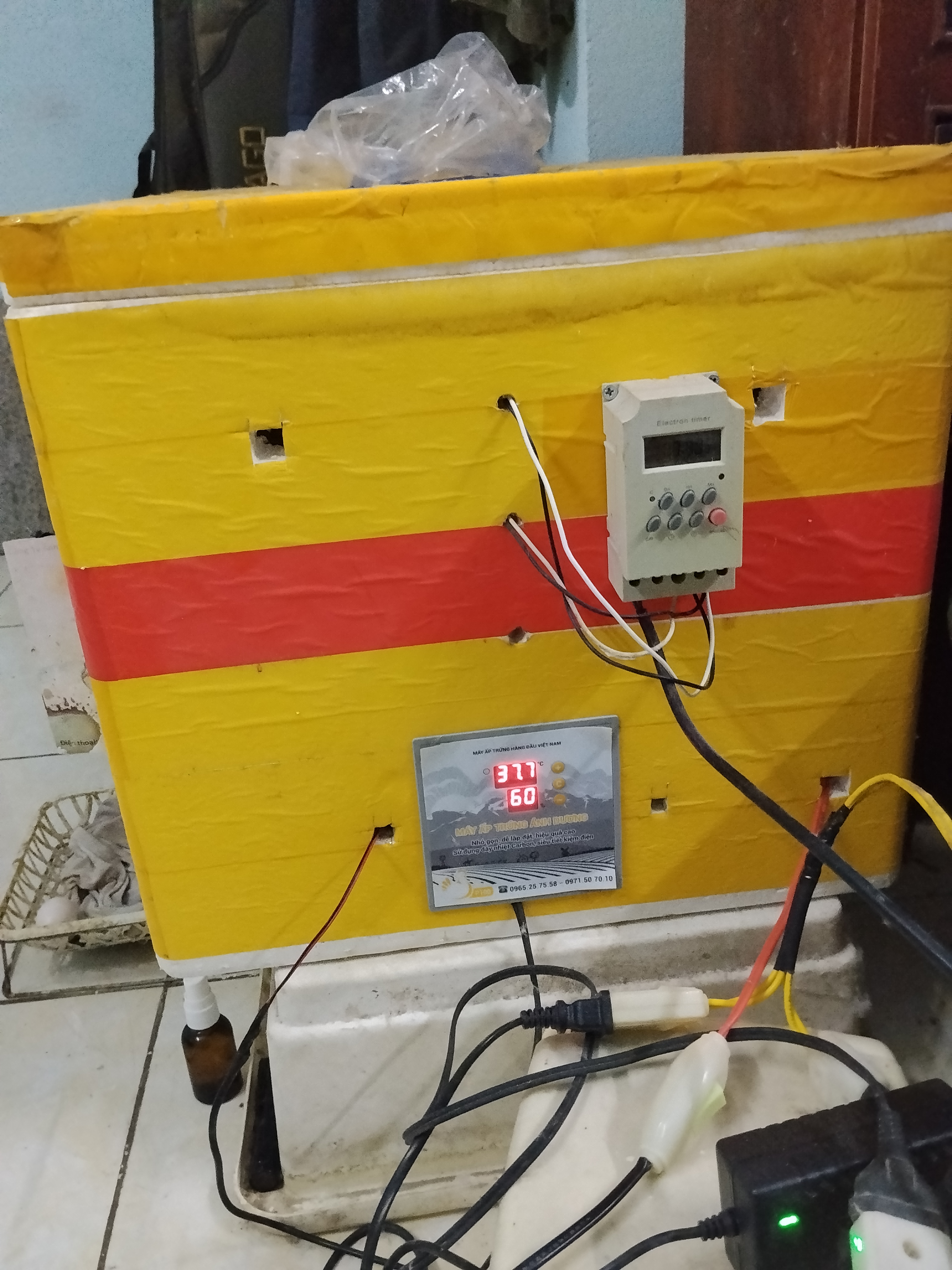 Máy ấp trứng